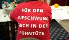 Wenn das Unternehmen ordentlich Geld abwirft, ist es nur logisch, dass die Mitarbeiter davon profitieren. Nicht immer folgen Chefs allerdings dieser Logik - und fast nie in dem Maße wie Ken Granda. Dessen Angestellte fragten schon bei der Bank nach, ob es sich nicht um einen Irrtum handele, weil sie ihrem Kontoauszug nicht trauten. Doch es stimmte: Der australische Busunternehmer verkaufte seine Firma und teilte den Erlös von zwölf Millionen australischen Dollar auf die 1800 Beschäftigen auf. Je nach Dienstjahren gab es bis zu 80.000 Dollar. Und das soll keine Abfindung sein: Granda ließ sich von seinem Nachfolger das Versprechen geben, dass alle Arbeitsplätze erhalten bleiben. Foto: dpa