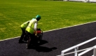 Arbeiter im Green-Point-Fußballstadion in Kapstadt, Südafrika. Im Dezember sollen die Bauarbeiten abgeschlossen sein, sodass die Fußball-Weltmeisterschaft 2010 hier stattfinden kann. Foto: ap