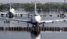 Für Flugzeuge in Bangkok sind Taue und Liegeplätze bereits wichtiger als die Windrichtung. Seit Monaten wird Thailand von Hochwasser heimgesucht. Die Fluten, das in großen Landesteilen meterhoch steht, fließt einfach nicht ab. Foto: dpa