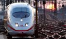 ** ARCHIV ** Ein ICE faehrt am 29. Januar 2009 in den Bahnhof von Frankfurt am Main ein. Mit einer Einigung in der vierten Verhandlungsrunde haben Arbeitgeber und Gewerkschaften weitere Warnstreiks bei der Deutschen Bahn abgewendet. Die Tarifparteien verständigten sich am späten Samstagabend in Frankfurt am Main auf eine zweistufige Entgelterhoehung sowie eine Einmalzahlung, Die Gewerkschaften setzten zudem die von ihnen verlangten Arbeitszeitverbesserungen durch. (AP Photo/Michael Probst, Archiv) ** zu APD2396 ** --- ** FILE ** An ICE approaches the main train station in Frankfurt, central Germany, Thursday, Jan. 29, 2009. (AP Photo/Michael Probst) (AP Photo/Michael Probst) Foto: ap