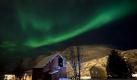 Seltener Anblick: Am Himmel über der Ortschaft Ersfjord im Norden Norwegens flackern Polarlichter. Die Leuchterscheinung wird beim Auftreten geladener Teilchen des Sonnenwindes in die Erdatmosphäre hervorgerufen. Foto: Martial Trezzini Foto: dpa