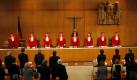 Die Richter des Ersten Senats des Bundesverfassungsgerichts, Ferdinand Kirchhof (v.l.), Michael Eichberger, Brun-Otto Bryde, Johannes Masing, der Vorsitzende Hans-Juergen Papier, Christine Hohmann-Dennhardt, Reinhard Gaier und Wilhelm Schluckebier, stehen am Dienstag (02.03.10) im Bundesverfassungsgericht in Karlsruhe bei der Verkuendung des Urteils zur Vorratsdatenspeicherung hinter der Richterbank. Die umstrittene Vorratsdatenspeicherung verstoesst in ihrer jetzigen Form gegen das Grundgesetz. Die Karlsruher Richter erklaerten die seit 2008 geltende gesetzliche Regelung zur massenhaften Speicherung von Telefon- und Internetverbindungsdaten fuer verfassungswidrig und nichtig. Foto: dapd