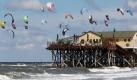 Kite-Drachen tummeln sich vor dem Startschuss des 11. Rennens der Kitesurf-WM am Himmel von St. Peter Ording.  Foto: dpa