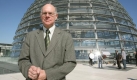 Der alte und neue Bundestagspräsident Norbert Lammert auf dem Dach des Reichstagsgebäudes in Berlin. Foto: dpa
