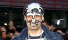 Sidos Karriere beginnt 2003 mit dem Weihnachtssong. Damals gibt es noch kein Event, bei dem man ihn ohne Maske sieht, später wird er sie ablegen. 2004 bekommt er den Comet als Newcomer National. Ein Anlass für die Mittelfinger. Foto: ddp
