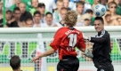 Hier noch auf dem Feld, aber kurz nach dem Kopfball gegen Stefan Kießling kassiert VfL-Torwart Diego Benaglio den Platzverweis, weil er auch gegen Eren Derdiyok aus dem Tor stürmte. Für Benaglio kam Andre Lenz. Die Szene sorgte im Nachhinein für viel Wirbel. Foto: dpa