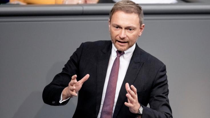 Christian Lindern fordert, dass die Bundesregierung den Milliardenüberschuss an die Bürger auszahlen soll.