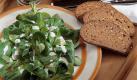Lecker und richtig gut - Feldsalat hilft gegen den Winterblues. Das leckere Grünzeug ist ein Baldriangewächs, wirkt beruhigend «und ist daher besonders in den Wintermonaten ein Renner unter der Salaten», sagt Alfred Pfister vom Marktkontor Obst und Gemüse Baden. Zwar könne man Feldsalat auch ganzjährig kaufen. «Wegen seiner Inhaltsstoffe ist er aber ein typischer Wintersalat», sagte Pfister. Noch mehr Tipps wie Sie gegen den Winterblues ankommen, finden Sie übrigens hier. Foto: dpa