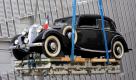 Am Kranhaken schwebt das Paradefahrzeug des französischen Generals und Präsidenten Charles de Gaulle ins Militärhistorischen Museum. Das Horch 830 BL Sedan-Cabriolet aus dem Audi Museum Ingolstadt ist ab Oktober als Leihgabe inDresden zu sehen. Mit über einer Million Exponaten ist das Museum der Bundeswehr das größte seiner Art in Deutschland. Die neue Dauerausstellung dokumentiert auf knapp 20.000 Quadratmetern 700 Jahre Militärgeschichte. Foto: dpa