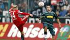 Münchens Anatoliy Tymoshchuk (links) glänzte in der ersten Hälfte mit vielen klugen Pässen, baute nach der Pause aber ebenso ab wie das gesamte Team des FCBayern. Trotzdem war der Klassiker gegen Borussia Mönchengladbach (rechts Raul Bobadilla) extrem unterhaltsam. Am Ende stand es 3:3. Foto: dapd