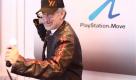 Regisseur Steven Spielberg hat Sonys Bewegungssteuerung Move bereits auf der E3 ausprobieren dürfen. Der Spielekonzern darf mit dem neuen Gerät zufrieden sein. Immerhin ließ Shuhei Yoshida, Chef der Sony Worldwide Studios verlauten, mit dem Gerät verdiene das Unternehmen noch nicht sehr viel, aber es blute auch nicht mehr so stark wie zuletzt. Foto: ap