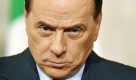 Der italienische Regierungschef Silvio Berluscon (Archivfoto vom 31.03.2009), seit Monaten gebeutelt durch Berichte über angebliche Sex-Affären und wilde Partys, geht jetzt juristisch in die Offensive: Vor einem Gericht in Rom strengt der 72-jährige Milliardär und Medienmogul einen Prozess gegen die linksliberale Zeitung «La Repubblica» an und fordert eine Million Euro Schadensersatz. Hintergrund sind die jeden Tag von dem römischen Blatt in einem Kasten veröffentlichten «zehn Fragen» an den Regierungschef, die dieser für diffamierend hält. Die Zeitung berichtete am Freitag 28.08.2009 selbst über das anstehende Verfahren.
 Foto: dpa