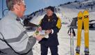 ARCHIV - Der Briefträger Hans Fink (r) aus Bayrischzell übergibt einem Bewohner des Sudelfelds (Oberbayern) seine Post (Foto vom 04.03.2009). Der 60-Jährige fährt täglich einen Teil seiner Post in dem Skigebiet zwischen Bayrischzell, Oberaudorf und Brannenburg auf Skiern aus. Fink gehört zu den außergewöhnlichsten Zustellern, die für die Deutsche Post in Deutschland unterwegs sind - neben einem Zusteller auf der Zugspitze gibt es einen Watt-Läufer, einen Postschiffer und eine Kahnfrau. Foto: Andreas Gebert dpa (zu dpa-Reportage: 'Post Extrem' - Zusteller per Kahn, auf Skiern und mit Lorenbahn vom 18.03.2009) +++(c) dpa - Bildfunk+++ Foto: dpa