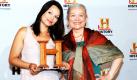 Die Schauspielerinnen und Schirmherrinnen Cosma Shiva Hagen (links) und Eva-Maria Hagen posieren in Hamburg mit dem History Award für die Presse. Der TV-Sender History verleiht seit 2005 jährlich den Award an Projekte, die sich in herausragender Weise um das Thema Geschichte verdient gemacht haben. Foto: dpa