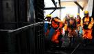 Rettungshelfer bereiten sich auf die Suche nach verschütteten Kumpeln in einem Bergwerk in  Pingdingshan vor. Bei einer Explosion in der Mine wurden mindestens 46 Menschen getötet, weitere Bergleute werden vermisst. Foto: ap