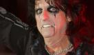 Die Promi-Geburtstage vom 04. Februar 2011: Alice Cooper
Vorspann: 	
Text: 	

Berlin (dpa) - Er ist seit über 40 Jahren in Geschäft - und er kann es immer noch. Zuletzt trumpfte Alice Cooper in Deutschland ganz groß im Sommer beim Heavy-Metal-Festival «Wacken Open Air» auf. Begeistert wurde der Kultstar von den 75 000 Besuchern gefeiert.

Schon beim ersten Song «School's Out» tobten die Massen. Obwohl die meisten der versammelten Heavy-Metal-Fans noch nicht einmal geboren waren, als der Hit 1972 die Charts stürmte - sie alle kannten den Song. Verdientermaßen wird der Recke im März zusammen mit Neil Diamond, Dr. John, Darlene Love und Tom Waits in die Rock and Roll Hall of Fame aufgenommen.

Die Shows von Cooper, der heute 63 Jahre alt wird, sind großes Spektakel: Literweise fließt das Blut, Schlangen, Monster und Riesenspinnen sorgen für Entsetzen und am Schluss kommt die Guillotine. Als «Erfinder» des Schockrocks hat Cooper Musikgeschichte geschrieben - schräg, schrill und musikalisch packend.

Eigentlich wurde Alice Cooper 1948 als Vincent Damon Furnier in der US-Autostadt Detroit geboren. Noch während der Schulzeit gründete der Beatles-Fan seine erste Band The Earwigs (Die Ohrwürmer), die nach mehreren Namenswechseln in Alice Cooper umbenannt wurde. Angeblich stammt der Name von einer Frau, die im 17. Jahrhundert auf dem Scheiterhaufen verbrannt wurde. Alice Cooper, damals noch Vincent, soll sich bei einer spirituellen Sitzung als ihre Reinkarnation erfahren haben. Wie dem auch sei - erst taufte er die Band auf den Namen, 1974 legte er ihn sich auch selbst offiziell zu.

Mit Hexenkräften und Satansbräuchen hält er es auch in seiner weiteren Karriere. Nach einigen Flops kann die Band 1971 mit «Love It To Death» ihren ersten Erfolg landen, 1972 gelingt mit dem bis heute legendären Album «School's Out» der internationale Durchbruch, gefolgt vom Verkaufshit «Billion Dollar Babies». Als Bürgerschreck machen die «bösen Buben» Kasse - je mehr ihre Shows für Aufregung sorgen, desto besser verkaufen sich die Karten.

1975 startet Alice Cooper eine Solokarriere, doch es geht bald bergab. Zunehmend machen ihm seine Alkoholprobleme zu schaffen. Er begibt sich in Therapie (verarbeitet in dem Album «From The Inside»), es kommt wieder zum Rückfall. Erst Mitte der 80er Jahre wird er endgültig trocken, im Glauben findet er Halt. «Ich war mein ganzes Leben Alkoholiker, aber all die Autos, Häuser, Frauen, Drogen - am Ende bleibt Dir nichts», sagte er. «Ich trinke nicht mehr, und in der Kirche habe ich gefunden, worum es geht: unsere Beziehung zu Gott, zu den Dingen.»

1986 steigt er wieder ins Geschäft ein - die Single «He's Back» ist Programm. Mit dem Album «Trash» und dem Hit «Poison» gilt er nur drei Jahre später wieder als absolute Kultfigur, auch wenn seine Fans inzwischen eine Generation jünger sind. Inzwischen ist er auch als Werbestar für einen deutschen Elektrogroßmarkt äußerst präsent.

NAME Foto: dpa