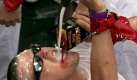 Fr viele der wichtigste Teil der Fiesta: Alkohol. Er fliet permanent und exzessiv und lsst die Hemmungen fallen. Alkoholisiert am Encierro teilzunehmen ist lebensgefhrlich. Foto: dpa