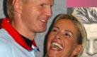 Der ehemalige Fußball-Star Stefan Effenberg (l) präsentiert am Montag (12.05.2003) in München zusammen mit seiner Freundin Claudia Strunz seine Autobiografie mit dem Titel 'Ich hab's allen gezeigt'. Das Buch erscheint cin einer Erstauflage von 250 000 Exemplaren und kostet 19,90 Euro. Foto: Peter Kneffel dpa/lby
pixel Foto: dpa