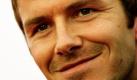 Der Fußballstar David Beckham überrascht seine Fans: Er will sich angeblich als Gastronom versuchen. Gemeinsam mit dem schottischen Fernsehkoch Gordon Ramsay (43) soll der britische Sportler planen, in Los Angeles ein Lokal zu eröffnen. Ob Beckham dort selbst hinter Herd oder Theke stehen will, ist nicht bekannt. Foto: ddp
