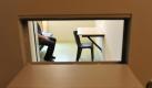 Ein Mann sitzt in der Justizvollzugsanstalt in Offenburg (Ortenaukreis) in einer Einzelzelle. Foto: Patrick Seeger/Archiv Foto: dpa