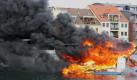 Nach einer Explosion schlagen Flammen aus einem Motorboot im Stadthafen von Waren an der Mecklenburgischen Seenplatte. Das brennende Boot trieb durch den Hafen, rammte einen weiteren Kahn, der ebenfalls in Flammen aufging, und ging unter. Foto: Susan Ebel Foto: dpa