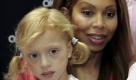 Angela Ermakowa und ihre Tochter Anna. Unschwer zu erkennen ist die Ähnlichkeit der heute Elfjährigen mit ihrem Vater, Boris Becker. Der ehemalige Tennis-Star und das Model trafen sich 1999 auf der Treppe eines Hotels. Ein folgenreiches Treffen inklusive abstruser Gerüchte um einen Samenraub. Neun Monate später jedenfalls kam die kleine Anna zur Welt. Boris Becker hat seine Tochter längst anerkannt und liebt sie sehr. Auf seine Affären folgte 2001 die Scheidung mit Barbara Becker. Foto: dpa