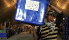 In Afghanistan transportieren Wahlhelfer wieder Wahlunterlagen zu den Wahllokalen. In der Stichwahl stellen sich Amtsinhaber Hamid Karsai und sein Herausforderer Abdullah Abdullah. In der ersten Runde waren massive Wahlfälschungen zugunsten Karsais bekanntgeworden. Foto: dpa