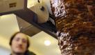 Ein Mitarbeiter der Firma Final Ta justiert am Samstag (27.03.10) in Berlin auf der Doega, der bundesweit ersten Kontaktmesse fuer Doener-Gastronomie, den Doener-Automaten 'Doener Robotu'. Der 'Doener Robotu' grillt und schneidet Doenerfleisch vollautomatisch. Die Doenerbranche setzt den Messeinitiatoren zufolge bundesweit jaehrlich rund 2,5 Milliarden Euro um. Taeglich verzehrten die Menschen in Deutschland rund 400 Tonnen Doenerfleisch. Die Doega ist nur am Samstag fuer Fachbesucher geoeffnet. (zu ddp-Text) Foto: Michael Gottschalk/ddp Foto: ddp