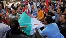 Ägyptische Fußballfans zerreißen eine algerische Flagge, bevor sie sie verbrennen. Diese Bilder sind die Konsequenz eines Fußballspiels zwischen Ägypten und Algerien, das Ägypten mit 0:1 verlor. Damit verpasste Ägypten die Qualifikation für die Fußball-Weltmeisterschaft. Foto: ap