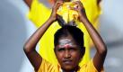 Ein Hindu-Mädchen trägt während des Thaipusam-Festes in Kuala Lumpur während einer Zeremonie einen Pott Milch. Das Ereignis gehört zu den wichtigsten Daten im Hindu-Kalender. An diesem Tag pilgern die Gläubigen in Scharen zu den Tempeln, um Gebete zu sprechen und den Göttern zu danken. Foto: dpa