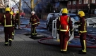 Feuerwehrkräfte stehen vor einem geschädigten Haus in Peckham, London. In der Nacht zu Donnerstag ist ein Feuer ausgebrochen, das schnell auf angrenzende Wohnblöcke übergriff. Etwa 150 Menschen mussten evakuiert werden.   Foto: ap