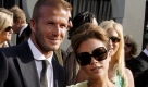 Der britische Fußballstar David Beckham und seine Frau Victoria kommen in Los Angeles zur Verleihung der ESPY Awards (Archivfoto vom 16.07.2008). David Beckham (34) und seine Frau Victoria (35) haben vor Gericht eine Entschuldigung ihres ehemaligen Kindermädchens erzwungen. Abbie Gibson entschuldigte sich am Dienstag (16.06.2009) öffentlich, weil sie in einer Zeitung über Details aus dem Privatleben des Promipaars geplaudert hatte. Das teilte der Anwalt der Beckhams, Gerrard Tyrrell, am Dienstag vor dem Obersten Gericht in London mit. Zudem habe sie Aussagen zurückgezogen, wonach David Beckham sie am Telefon bedroht hätte.
 Foto: dpa
