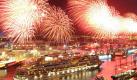 Taufe XXL: Mit einem bunten Feuerwerk wird im Hafen von Hamburg die Taufe des Kreuzfahrtschiffs 'Aidamar' gefeiert. Foto: Angelika Warmuth Foto: dpa