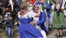Warum sollten nur die Jungen beim Hässlichtanzen mitmachen? Die Langenselbolder Bachtanzgruppe hätte beste Chancen beim Hässlichtanzwettbewerb, nicht nur vom Outfit her. Foto: ddp