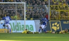 Die Königsblauen machten es besser: In der 31. Minute versenkt Jefferson Farfan (2.v.r) den Ball nach einem Konter zur 1:0-Führung im Netz. Die Dortmunder Felipe Santana (2.v.l.) und Marcel Schmelzer (r) liegen geschlagen am Boden. Am Ende blieb es beim knappen Schalker Sieg. Foto: dpa