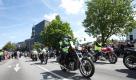 Teilnehmer des Motorradgottesdienstes (MoGo) fahren am Sonntag in Hamburg auf Motorrädern. Tausende Biker haben gemeinsam den traditionellen Motorradgottesdienst und den Abschluss der Harley Days begangen. Was wohl der liebe Gott von Motorrädern hält? Foto: dapd