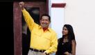 Gestern feierte Venezuelas Präsident Hugo Chávez seinen 57. Geburtstag. Und natürlich war es eine große Inszenierung. Chávez, der seit Juni an einem Krebsleiden laboriert, sagte, er fühle sich großartig:. Ich bin wie der Vogel Phönix. Selbstbewusst und siegessicher zeigte er sich mit seiner Enkelin im Miraflores Palast in Caracas. Foto: dpa
