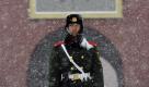 Still gestanden oder festgefroren? Ein Soldat bewacht das Porträt von Mao Tse Tung am Tiananmen-Platz in Peking. Foto: ap