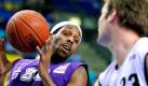 Bamberg und Frankfurt im Finale: Göttingens Antoine Jordan (l) fängt den Ball vor dem Bamberger Worthington. Foto: dpa