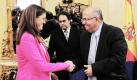 pa02854133 Spanish State Secretary for International Cooperation, Soraya Rodriguez (L), shakes hands with Costa Rica's Chancellor, Carlos Roverssi (R), after the signing a framework partnership agreement, according to which Spain will invest 75 million euros (more than 100 million US dollars) in projects of cooperation with Costa Rica over the next four years, San Jose, Costa Rica, on 03 August 2011. EPA/JEFFREY ARGUEDAS +++(c) dpa - Bildfunk+++  Foto: dpa