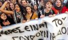 Hunderte Schüler demonstrierten  zwei Tage nach dem Ausbruch der Krawalle vor dem Hauptquartier der griechischen Polizei in Athen. Ihnen schlossen sich mehrere Tausend Studenten und Schüler im ganzen Land an, die Lehrer traten in einen dreitägigen Streik. Foto: dpa