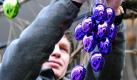 Wie hier vor einem Blumenladen in Hamburg schmücken viele Geschäfte zur Vorbereitung auf die Osterfeiertage ihre Schaufenster und Auslagen mit bunten Ostereiern und Osterhasen. Foto: dpa