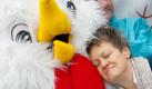 Pause vom Politiker-Alltag. Die Fraktionsvorsitzende der Grünen, Renate Künast, kuschelt auf einer Pressekonferenz in Berlin mit einem Hühner-Maskottchen. Foto: Sebastian Kahnert Foto: dpa