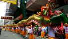 Mit einem Drachentanz im Rahmen einer Parade wird der dreizehnte Jahrestag der britischen Übergabe Hong Kongs an China gefeiert. Tausende von Menschen sind auf den Straßen der chinesischen  Metropole zu einer Pro-Regierungs-Kundgebung unterwegs, die von der regierungsfreundlichen Allianz The Preparatory Committee initiiert wurde. Foto: dpa