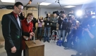 Der Spitzenkandidat der hessischen SPD, Thorsten Schaefer-Guembel, links, und seine Ehefrau Annette Guembel geben am Sonntag, 18. Jan. 2009, in einem Wahllokal in Lich-Birklar bei Giessen ihre Stimmen ab. 4,4 Millionen Wahlberechtigte sind am Sonntag in Hessen aufgerufen, ein neues Parlament zu waehlen. (AP Photo/Frank Augstein) ---Thorsten Schaefer-Guembel, left, Social Democratic Party SPD candidate for governor of Hesse, and his wife Annette Guembel cast their votes in a polling station in Lich-Birklar, Germany, on Sunday Jan. 18, 2009. Some 4.4 million voters are entitled to elect a new Hesse state parliament. (AP Photo/Frank Augstein) Foto: ap