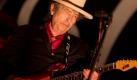 Weil sich Bob Dylan von kommunistischen Staaten zensieren lasse, kritisieren Menschenrechtler den amerikanischen Musiker. Der Sänger, der in den 60er Jahren gegen den Vietnamkrieg der USA protestiert hat, musste vor seinem Konzert in Vietnam das Programm von den Zensurbehörden absegnen lassen. Außerdem verzichtete der 69-Jährige am Sonntagabend in Ho-Chi-Minh-Stadt auf einige seiner bekanntesten Protestsongs wie The Times They Are A-Changin oder Blowin' In The Wind.  Foto: dpa