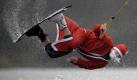 Der als Nikolaus verkleidete Wakeboarder Rene Konrad springt am Sonntag (05.12.09) in Hamburg beim Nikolauslaufen auf der Wasserskianlage Hamburg am Neulaender Baggerteich. 
Rund 60 teilweise als Nikolaeuse verkleidete Wassersportler nutzten den Nikolaustag fuer einen Ritt auf den Wellen. Foto: Philipp Guelland/ ddp Foto: ddp