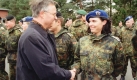 Unteroffizierin Melanie Apel (r.) wird am Donnerstag (17.4.1997) in Sontra (Werra-Meissner-Kreis) vom Ministerpräsidenten Hans Eichel (l.) nach Bosnien verabschiedet. Zusammen mit einer weiteren Frau gehört sie zu den 250 Soldaten des Panzeraufklärungsbataillons 5 , die im Rahmen des internationalen SFOR-Einsatzes die Einhaltung des Friedensvertrages von Dayton überwachen sollen. Das Vorkommando wird voraussichtlich am 27. April nach Bosnien fliegen. dpa
pixel Foto: dpa