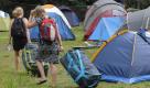 ARCHIV: Zwei Touristinnen aus Holland, die ihre Sommerferien auf der dem Campingplatz Tentstation mitten in Berlin verbringen wollen, suchen einen Platz fuer ihr Zelt (Foto vom 15.07.09). Viele Menschen lieben es, ihr Zelt auf einem Campingplatz aufzustellen. Sie wohnen dann neben Wohnwagen und Wohnmobilen. Forscher sagen nun: In Deutschland haben im Jahr 2009 viele Urlauber auf einem Campingplatz geschlafen. Es gab mehr Uebernachtungen als ein Jahr zuvor. (zu ddp-Text) Foto: Theo Heimann/ddp Foto: ddp