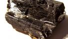 Wolfram gehört zu den Seltenerdmetallen und ist mit Kobalt für spezielle Legierungen nahezu unverzichtbar. Das in Verbindung mit Kohlenstoff hergestellte Wolframcarbid zählt zu den härtesten Materialen und wird für Schneidwerkzeuge oder im militärischen Bereich benötigt. Daneben findet Wolfram in Glühlampen Verwendung. Zwar gibt es auch in Deutschland und Österreich Vorkommen dieses Schwermetalls, Hauptförderland aber ist derzeit mit Abstand China, das etwa 80 Prozent der weltweiten Produktion stellt. Foto: User:Ra'ike/Creatice Commons License
